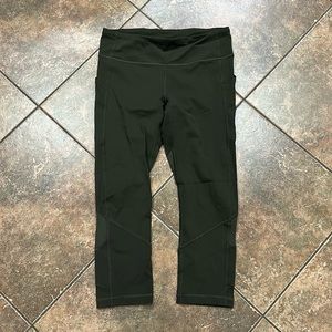 LULULEMON women’s 8 capri leggings